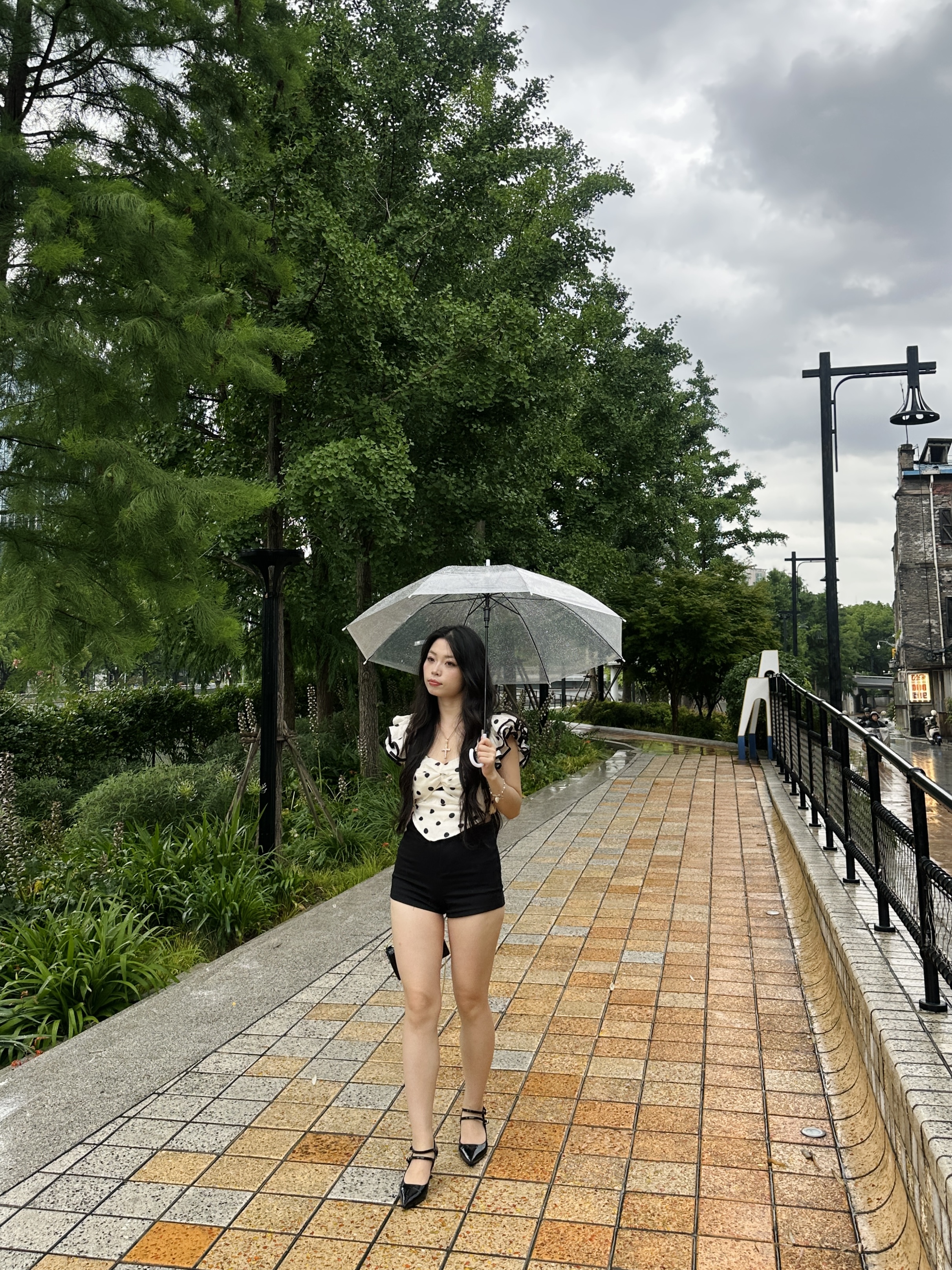 下雨天不必急着赶路，慢一点也会抵达。