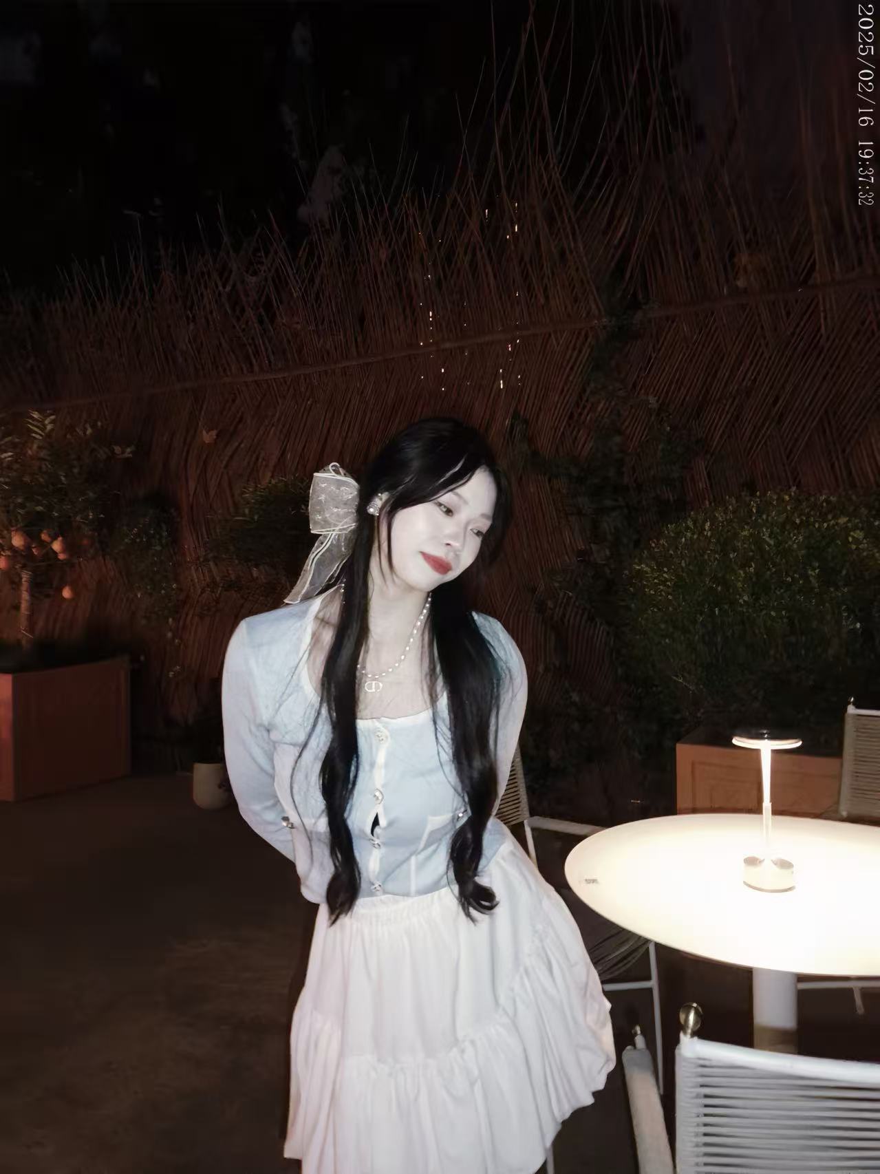 在夜色里发光，是因为喜欢此刻的自己。